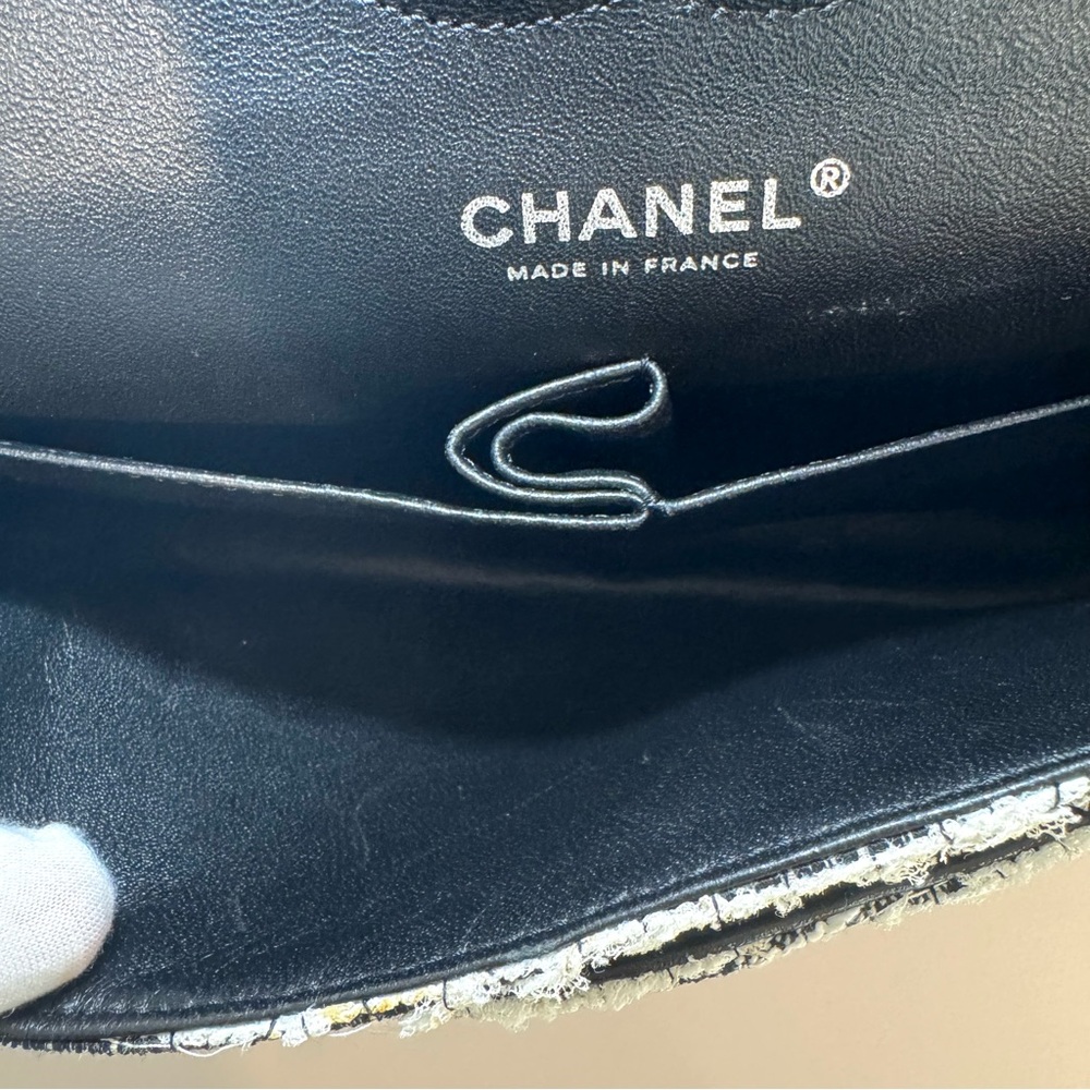 Rare Chanel 2.55 Garden Party CC Logo Charms Flap Bag In White & Black Tweed - Picture 13 of 16